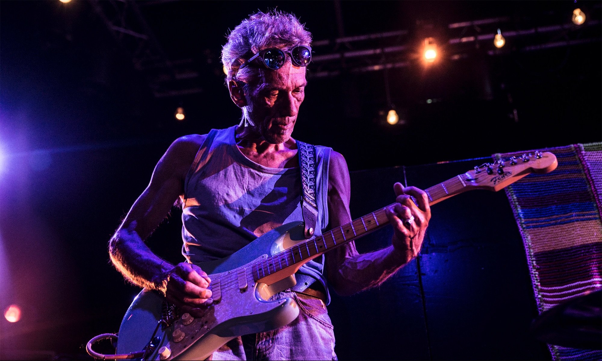 Gitarist op het podium van Brogum